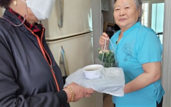 가곡분관 무료급식 사업 &#034;어버이날 맞이 카네이션 전달&#034; 이미지